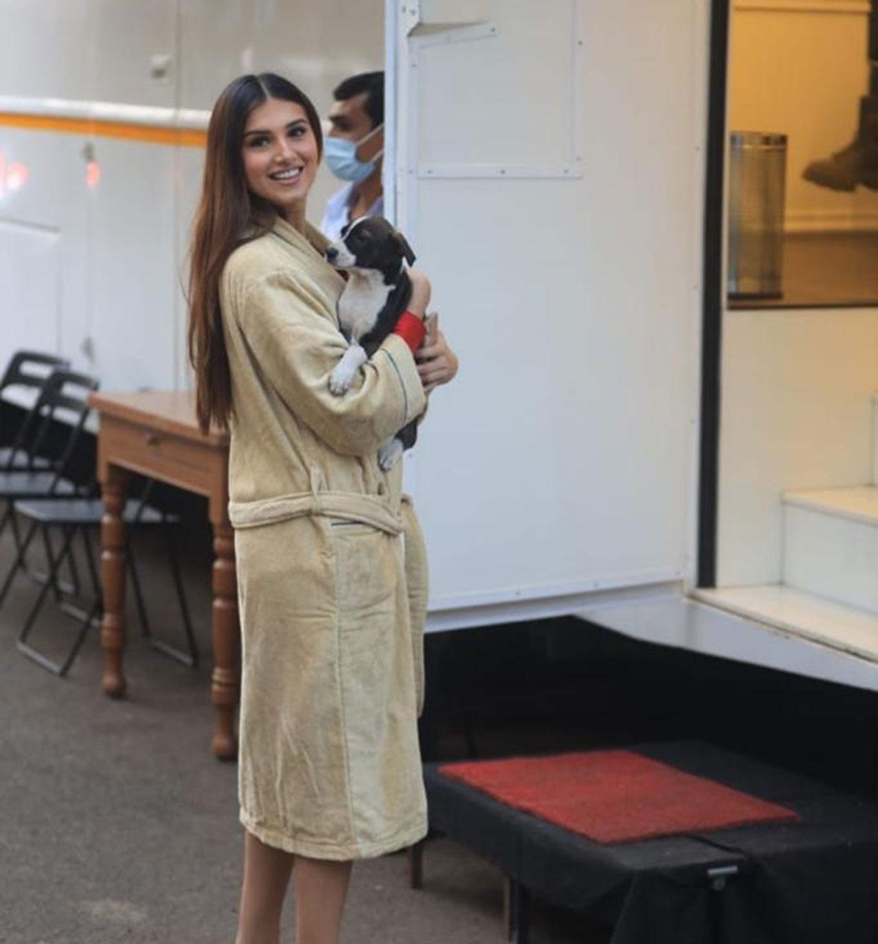 Tara Sutaria was captured in a candid mood, or shall we say she was caught off guard! Sutaria, who was much appreciated for her role in Tadap is currently shooting for her upcoming film Heropanti 2.