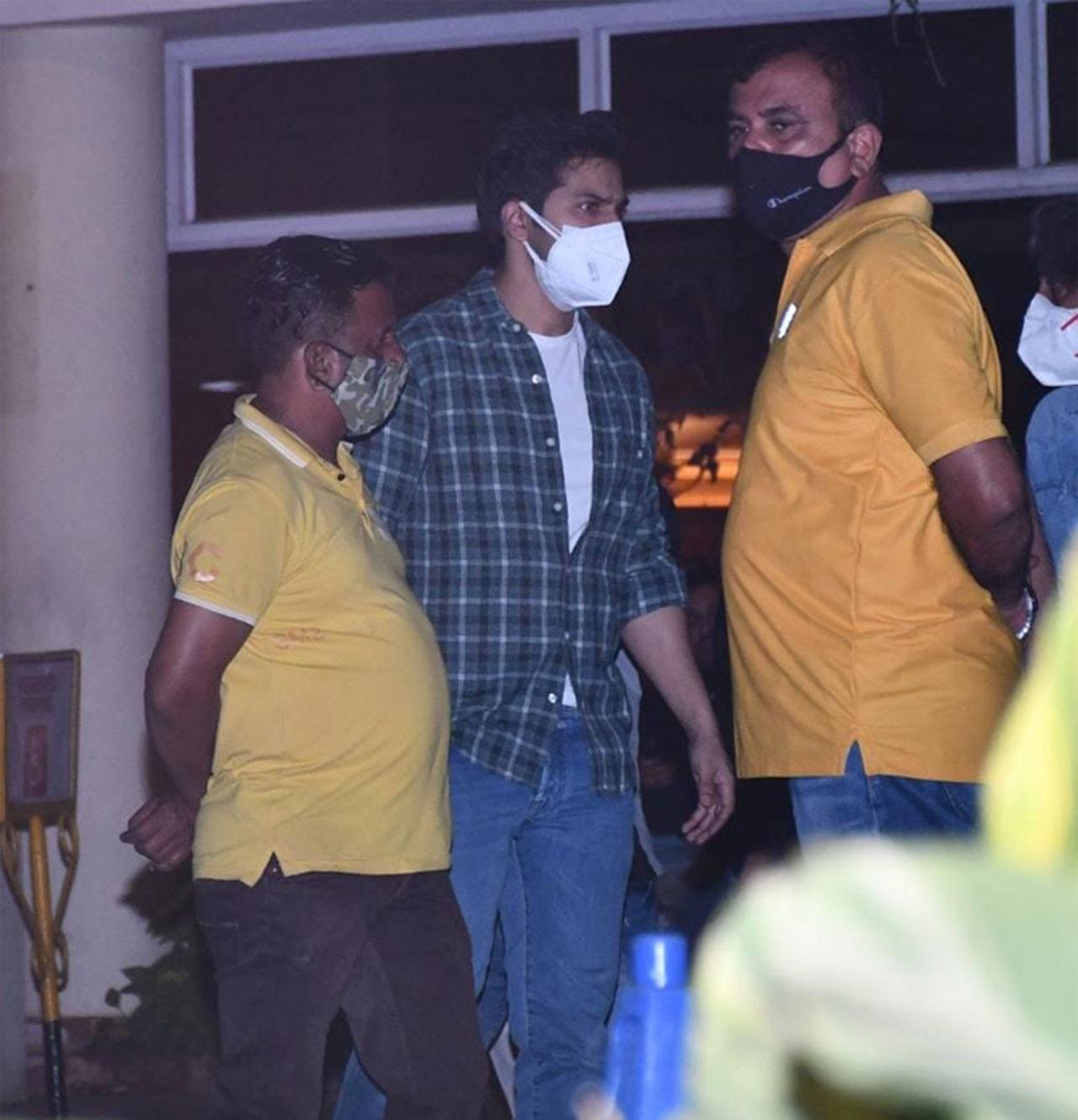 Varun Dhawan was clciked at Lilavati Hospital as his driver passed away due to heart attack. The actor was clicked along with members of his team at Lilavati Hospital today evening. His driver's name was Manoj.