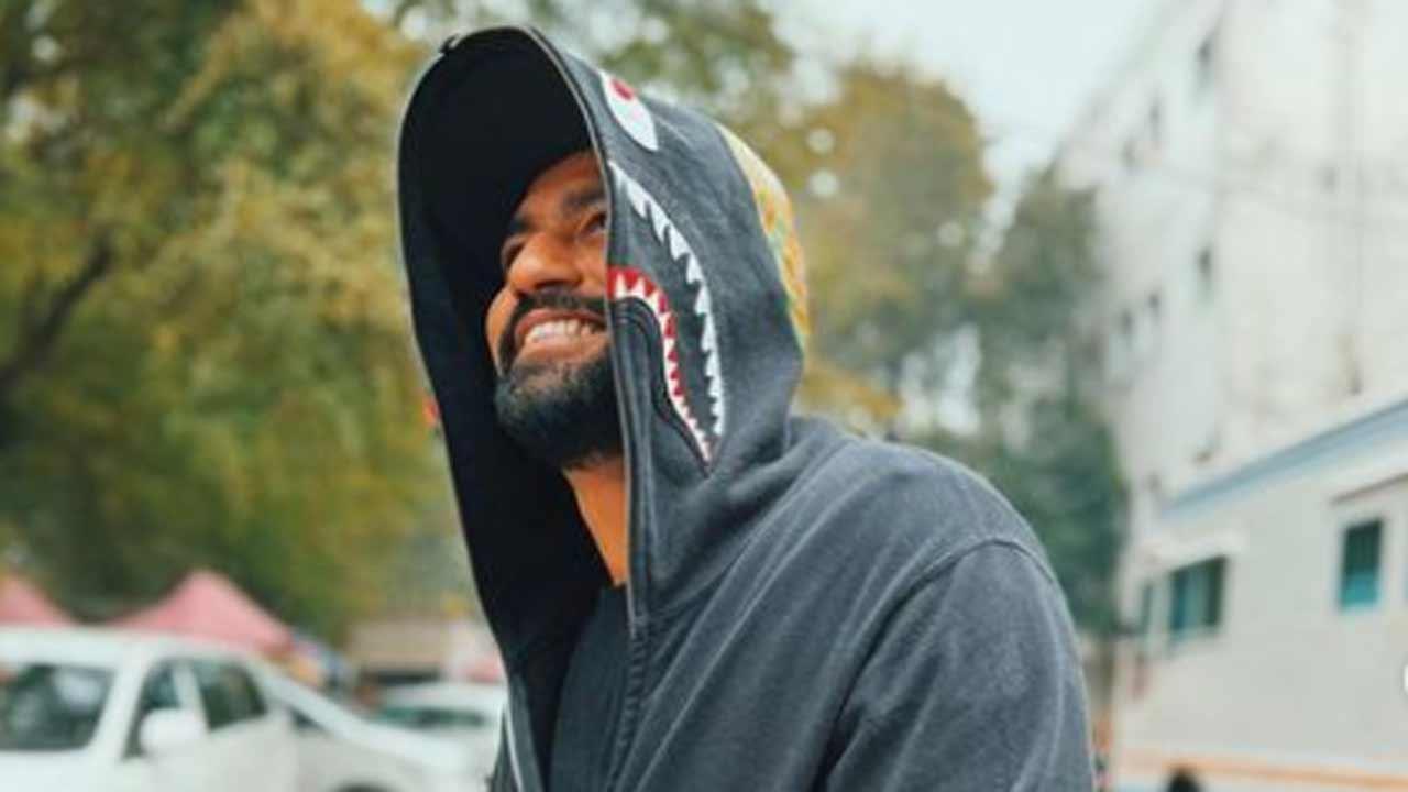 Monday Motivation: Vicky Kaushal car jam session singing 'Blue Theme' track is filled with 'josh'