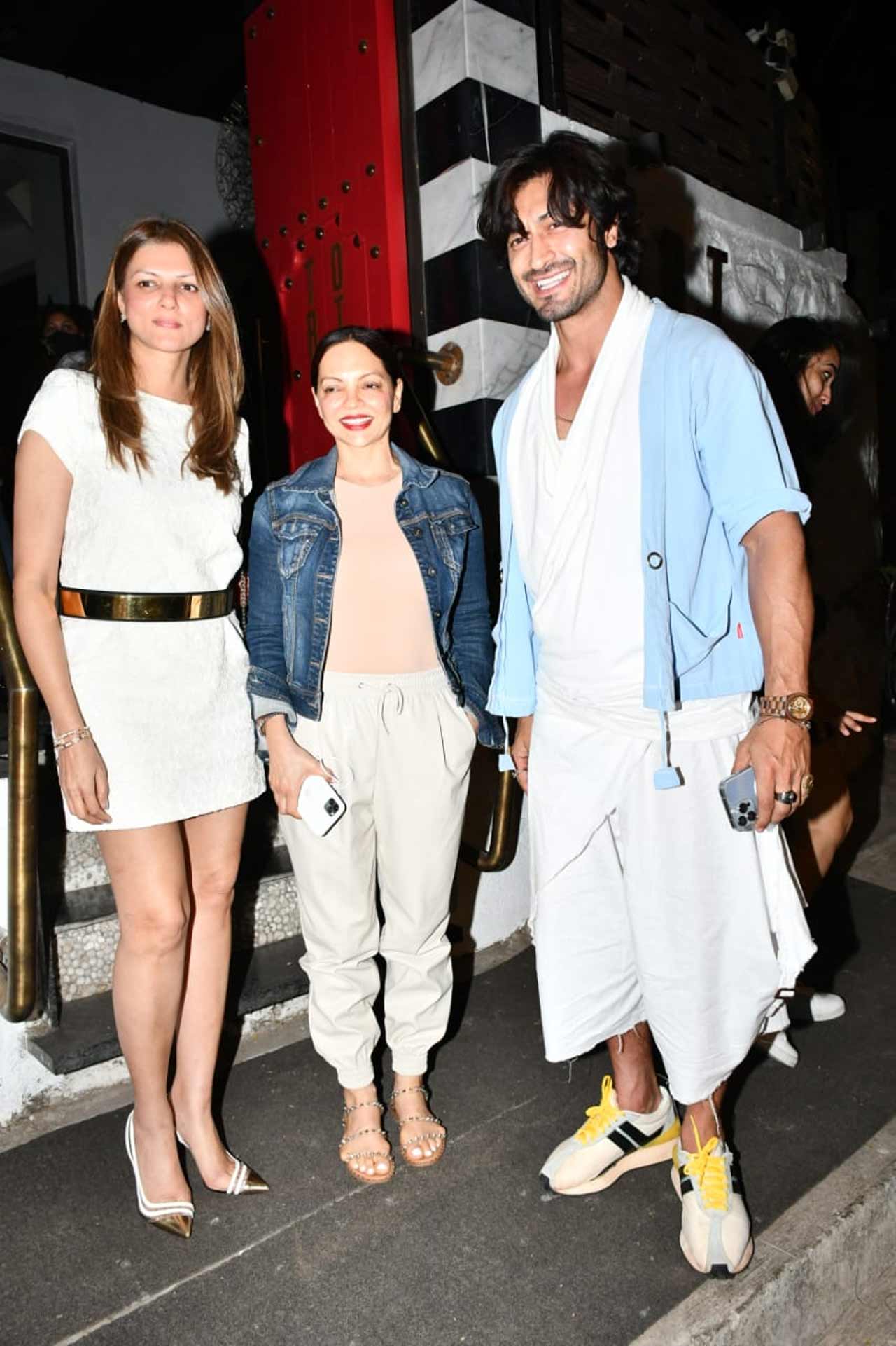 Nandita Mahtani and Vidyut Jammwal were seen together at a dinner outing with their friend Deanne Pandey at a popular restaurant in Bandra, Mumbai. Nandita was seen wearing a white coloured dress, whereas the actor showed off his quirky side in a blue shirt, paired with white tee and funky pants.