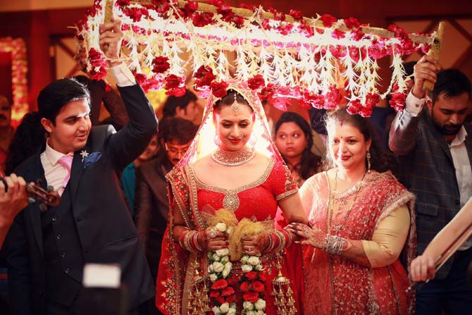 Divyanka Tripathi had already revealed to the media that her wedding outfit will be red in colour. She had also said that Vivek Dahiya had been taking efforts and personally looking into designing the outfit.
In picture: Bride Divyanka Tripathi at her wedding