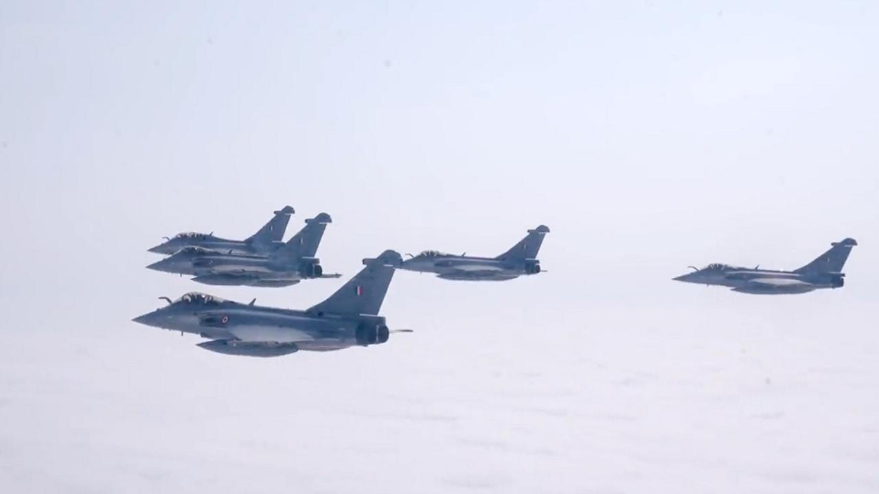 Cockpit view of Vinaash formation in which 5 Rafale aircrafts flew together. Pic/Pallav Paliwal