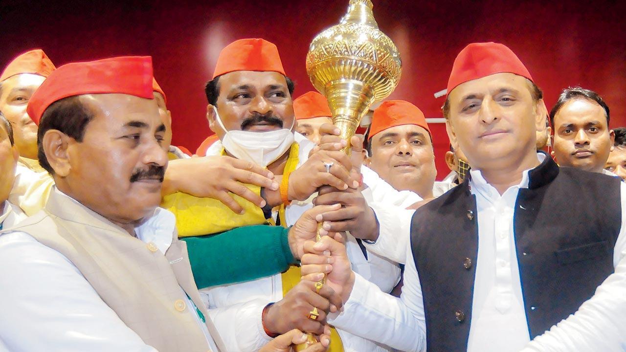 Former Yogi minister Dara Singh Chauhan now in Akhilesh camp