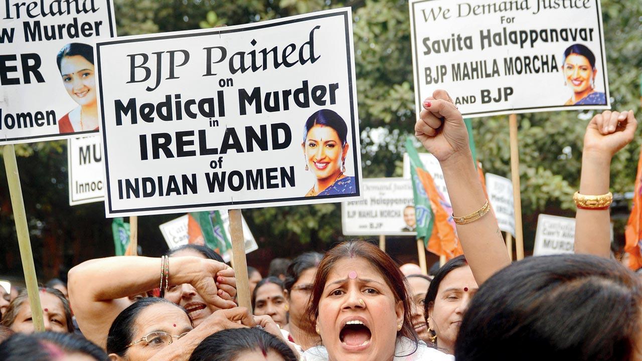 Women shout slogans against the Irish government for the death of Savita Halappanavar, who died in Ireland after doctors allegedly refused her an abortion in 2012. Pic/Raveendran/AFP via Getty Images