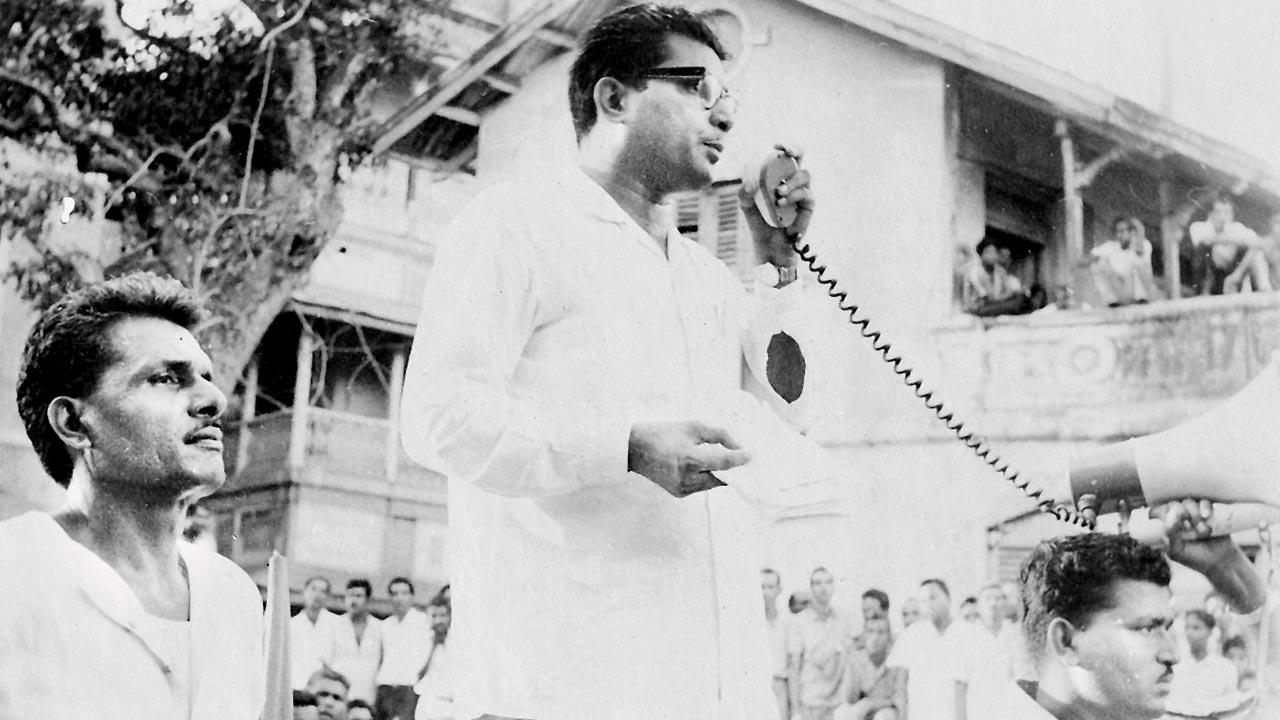 At the beginning of 1963, Fernandes was campaigning for supporting the war effort by requesting the working class to make liberal contributions to the war fund. Here, George is seen addressing the BEST workers with BEST Workers’ Union’s Sobhna Singh on his left