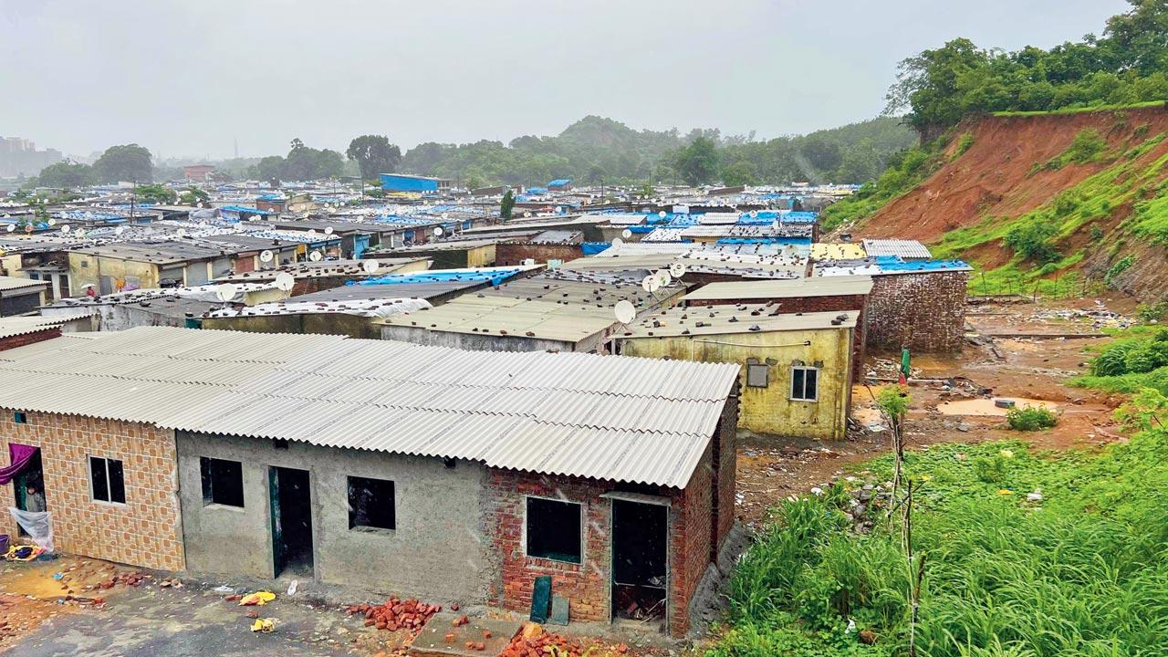 A landslide took place in the chawl at Wagralpada area of Rajawali in Vasai which claimed two lives. Pics/Hanif Patel