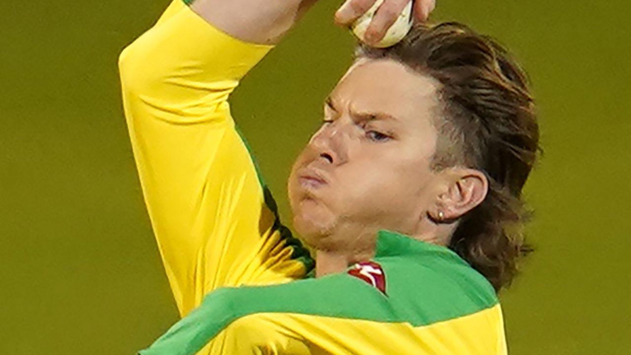 Adam Zampa takes T20 WC 2022 trophy for a dip at the Great Barrier Reef