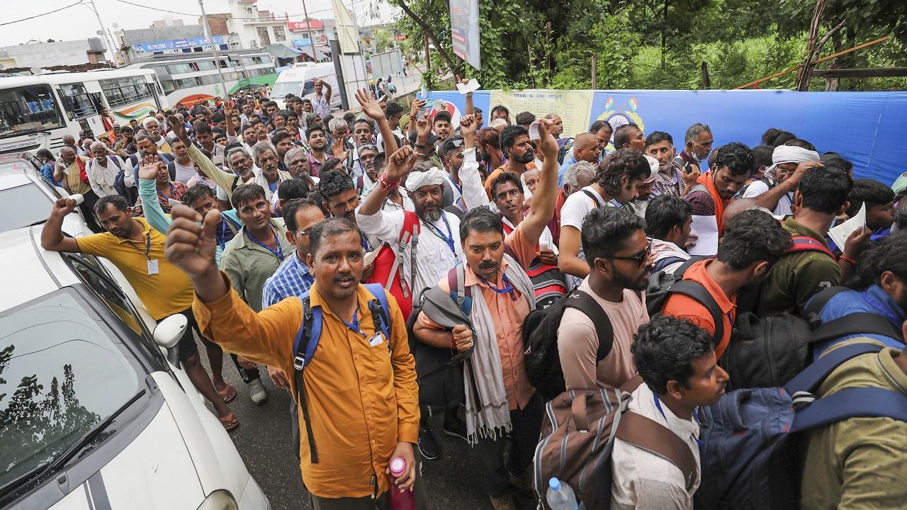 Over 2100 pilgrims left for Amarnath cave shrine from Jammu
