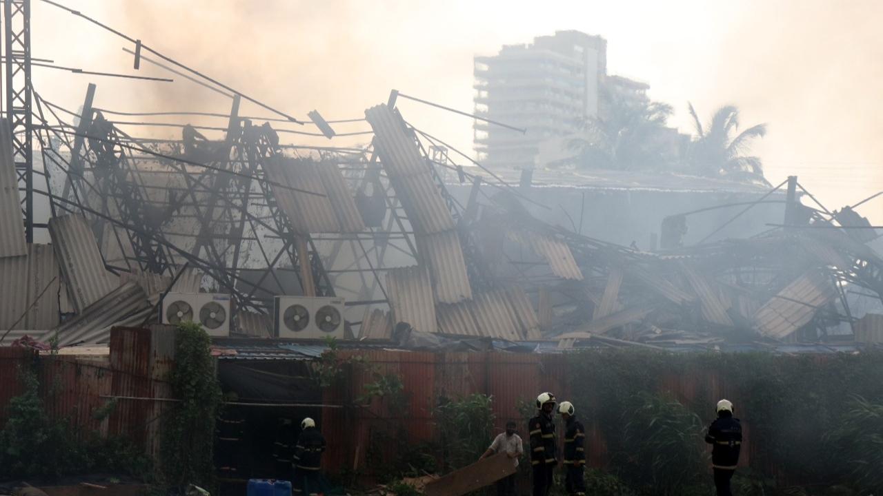 Three fire engines had reached the site and a dousing operation was launched by Mumbai fire brigade, an official said. Pic/Anurag Ahire