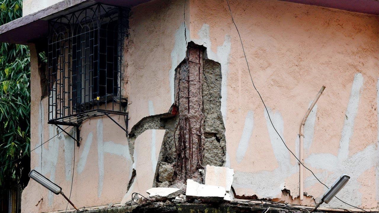 Mumbai: Borivli housing complex sealed as pillar crumbles