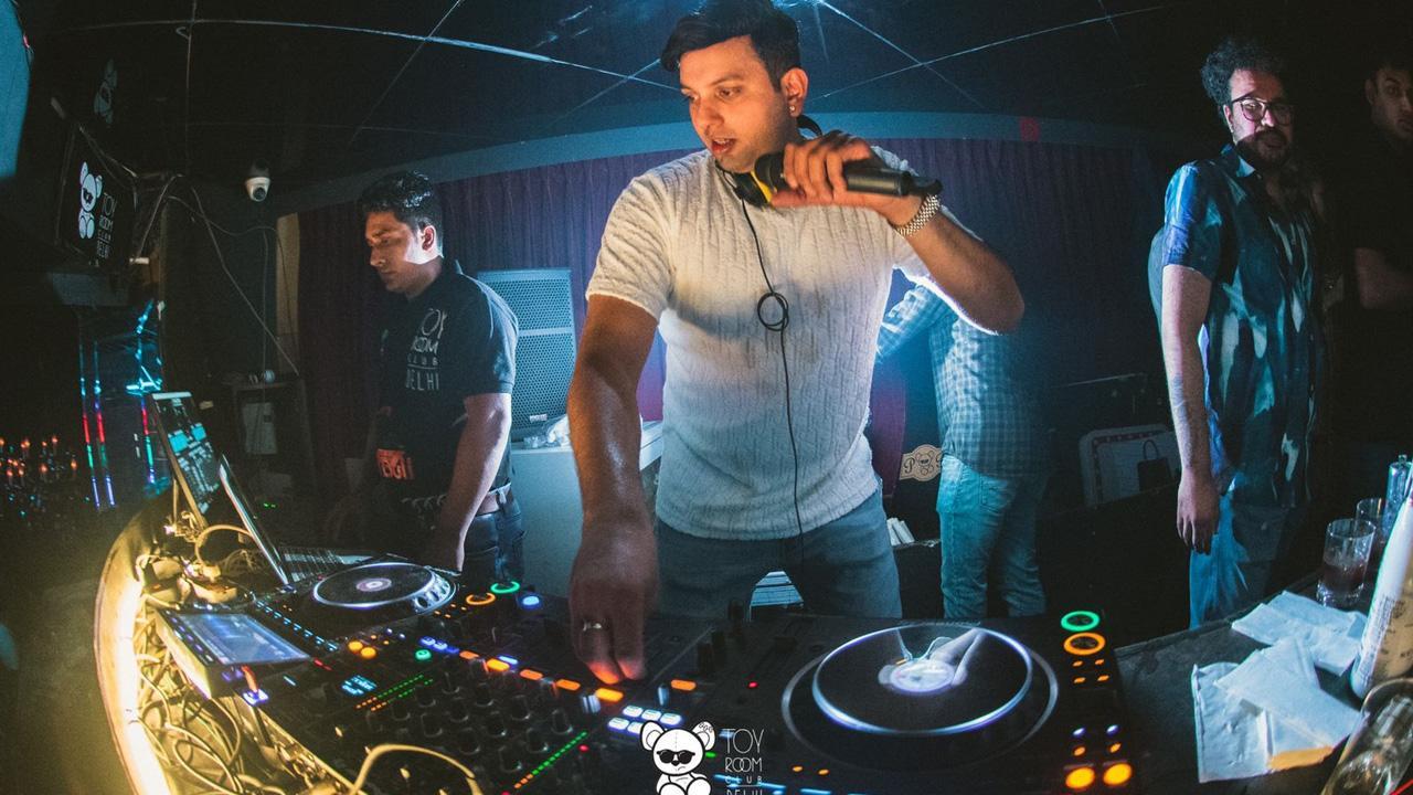 Tuning his way into the hearts of the audiences is an multi-faceted music professional, DJ Sahil Gulati.