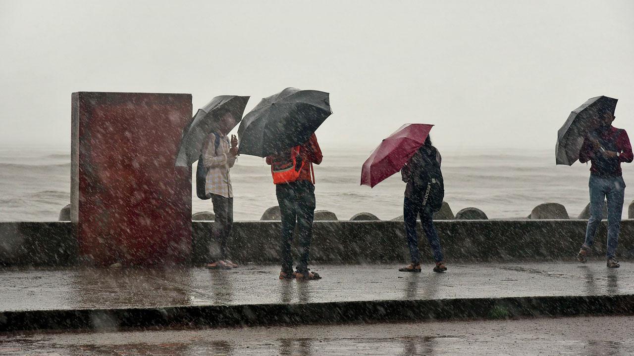 Youngsters at Dadar Chowpatty on Thursday. Pic/Atul Kamble