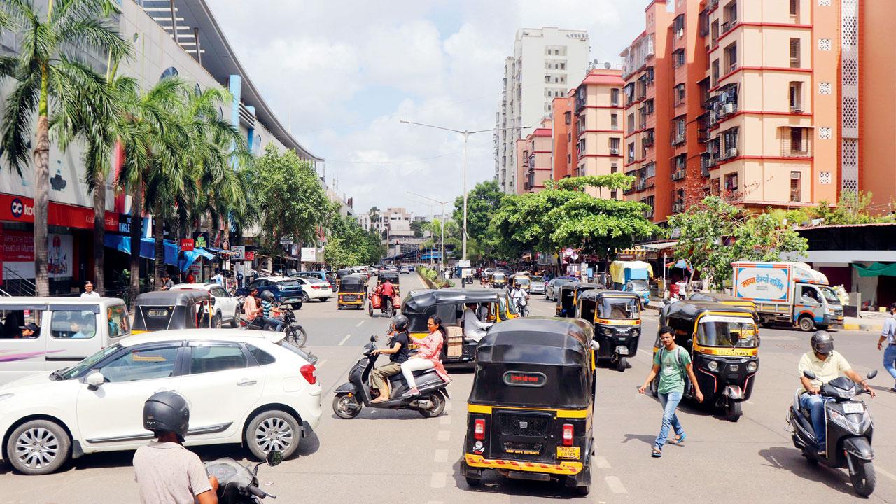Cars, auto rickshaws, two-wheelers and pedestrians at the signal-less junction in Kandivli. Pics/Anurag Ahire