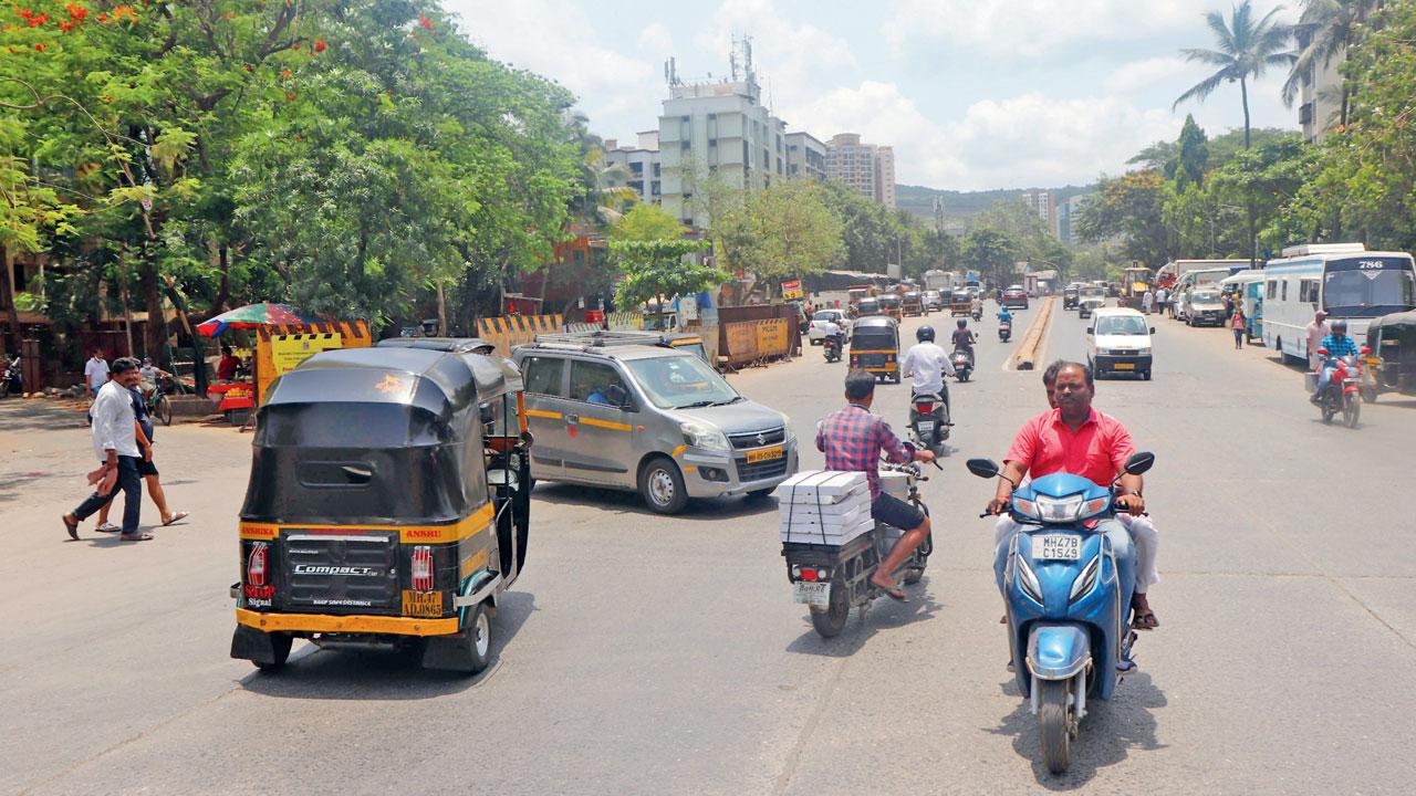 This junction on Goregaon-Mulund Link Road near Riddhi Garden has seen frequent accidents but still remains without a traffic signal