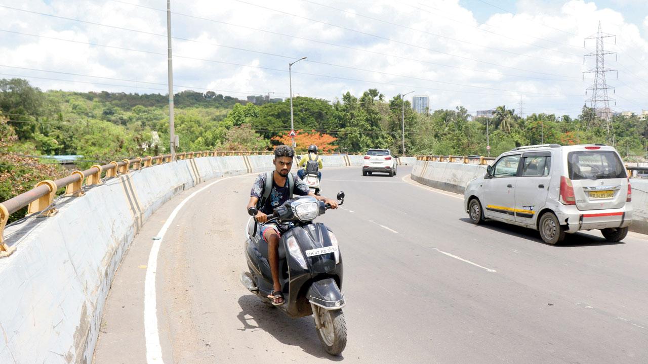 There are no signage or rumblers strips ahead of the curve on Mrunaltai Gore flyover