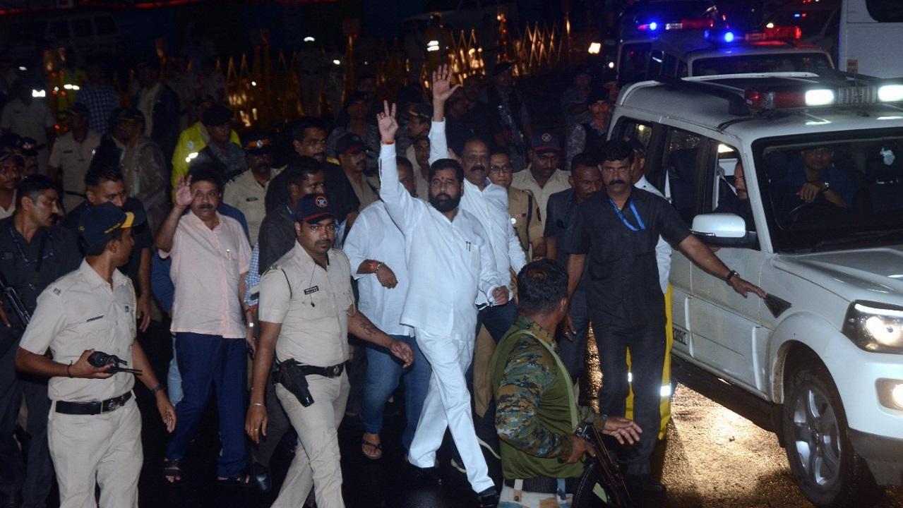 Maharashtra CM Eknath Shinde and rebel Shiv Sena MLAs leave from the airport, after arriving from Goa, in Mumbai. Pic/Satej Shinde