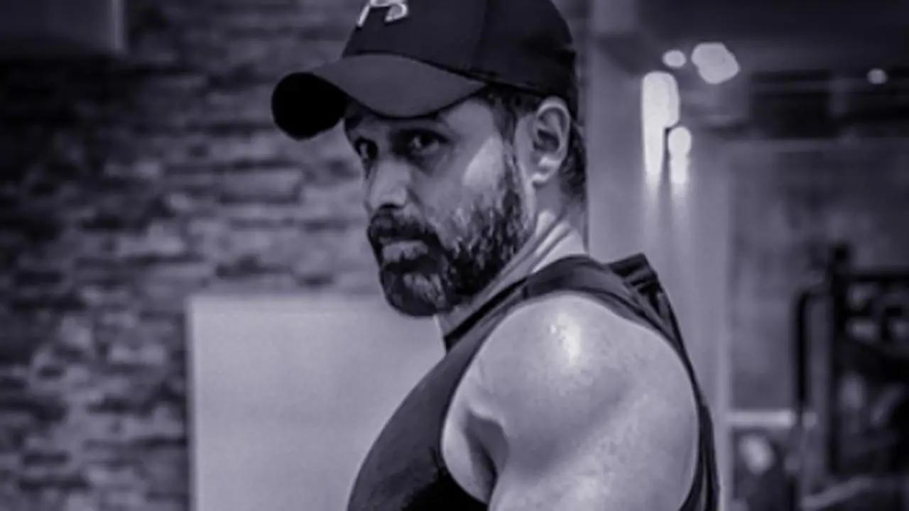 Emraan Hashmi, on Thursday, dropped a workout video, in which he can be seen flaunting his chiselled abs and well-toned body. Taking to Instagram, the 'Jannat' actor captioned the video, 