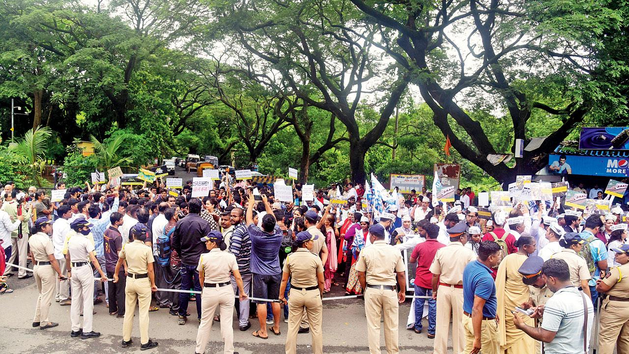 Police barricade the green activists protesting against the Metro 3 car shed project, on July 3. Pic/Shadab Khan