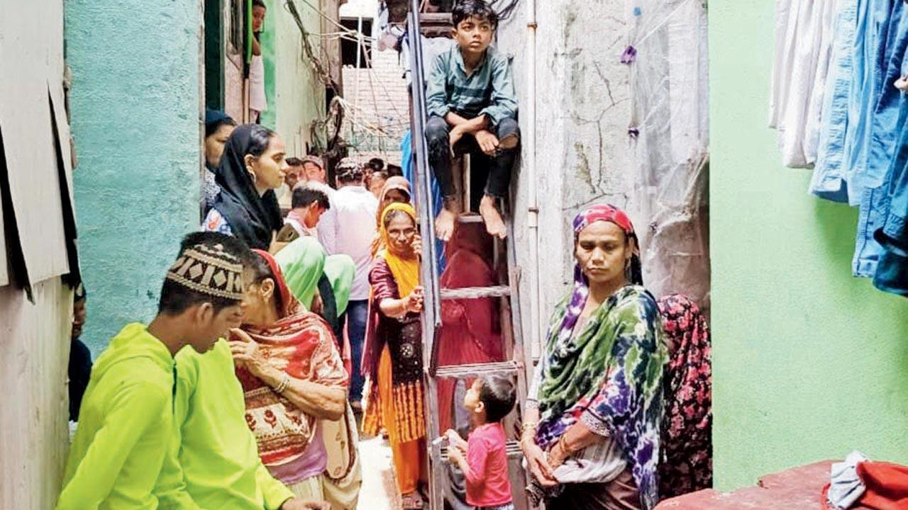Mumbai: Four of Govandi family  found dead at home