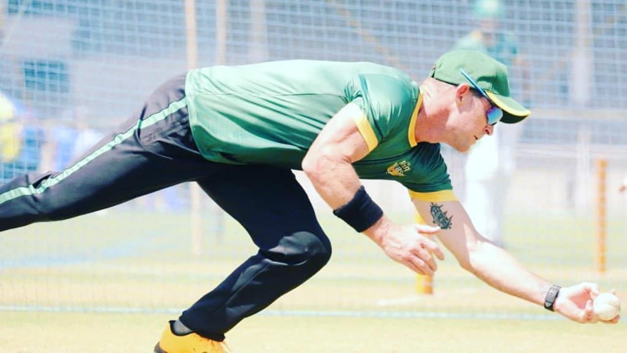 One of Rhodes' most famous moments was his acrobatic run-out of Inzaman-ul-Haq in the 1992 World Cup. Picture Courtesy/ Official Instagram account of Jonty Rhodes