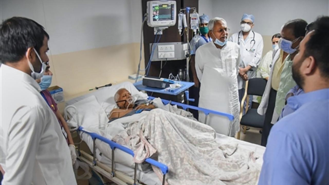 Bihar: CM Nitish Kumar visits ailing RJD chief Lalu Prasad Yadav at hospital