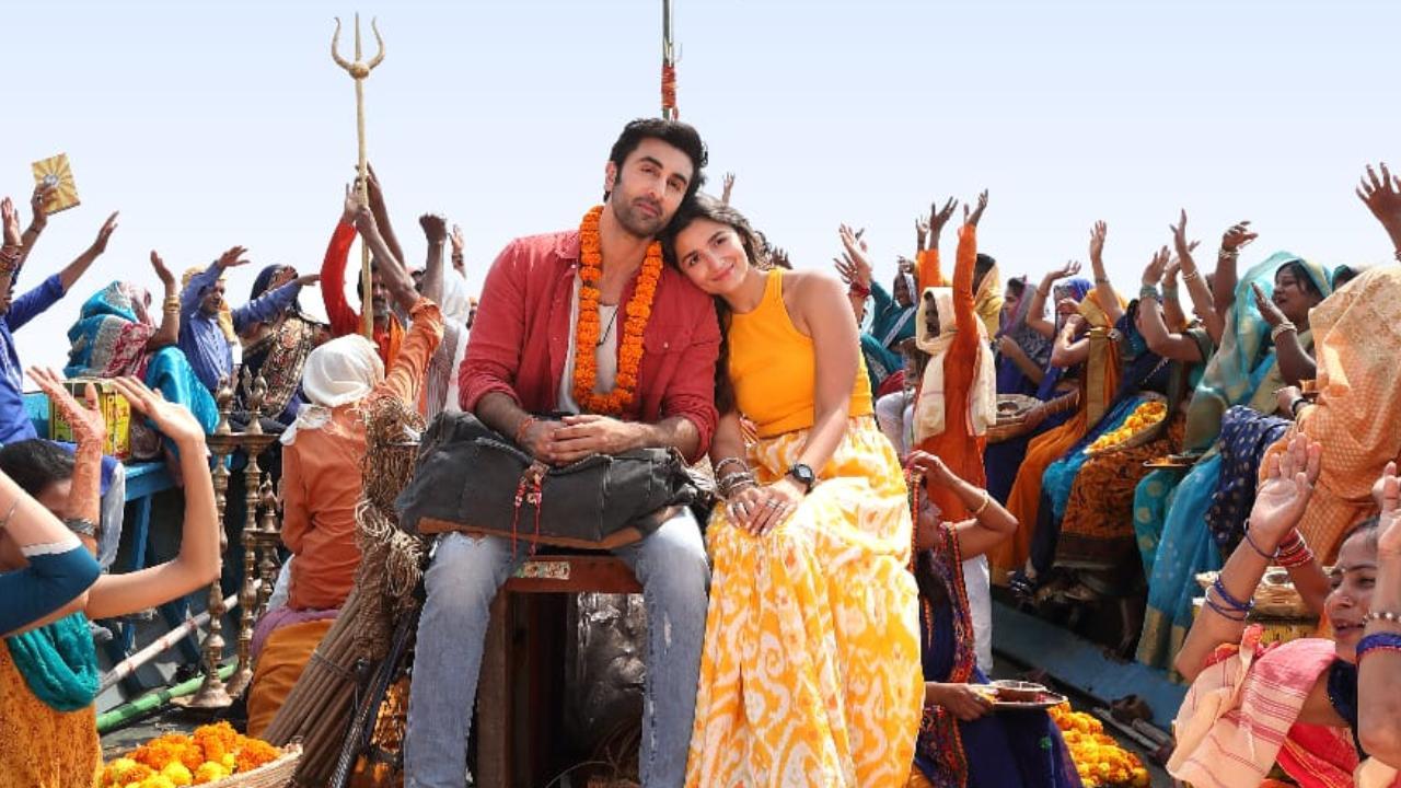 Alia Bhatt and Ranbir Kapoor's 'Kesariya' song from 'Brahmastra' sparks meme fest; 'Love Storiya' finds defenders