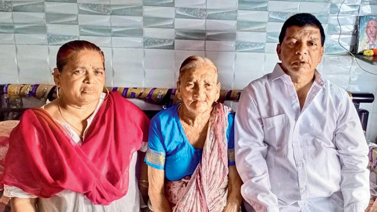 Kashinath Gharat’s brother Vishwanath, mother Parvati and sister Kalpana