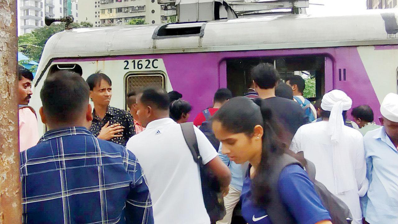 Mumbai: Commuters say hanging old FOB a risk, CR says no it’s not