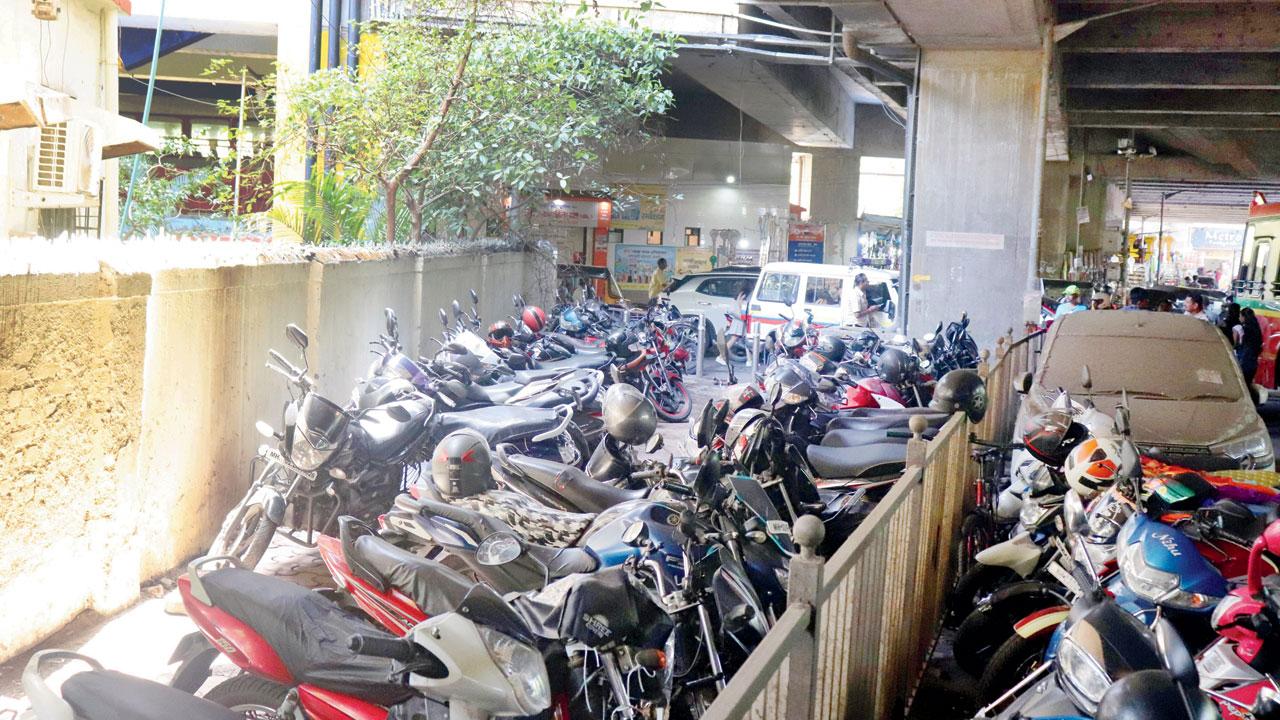 Two-wheelers crowd the footpath under the Andheri Metro station. PIC/ANURAG AHIRE