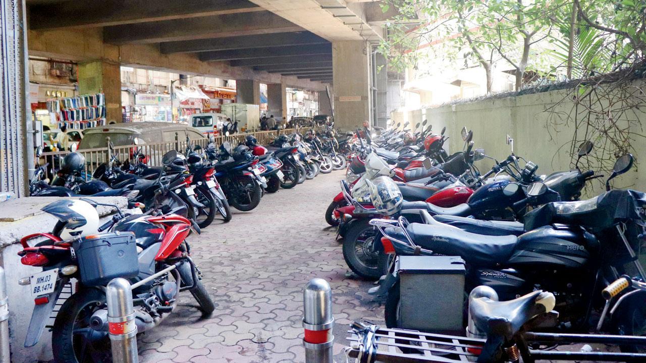 Mumbai: Not just hawkers, but housing societies, eateries, illegal parkers are also depriving pedestrians of sidewalks