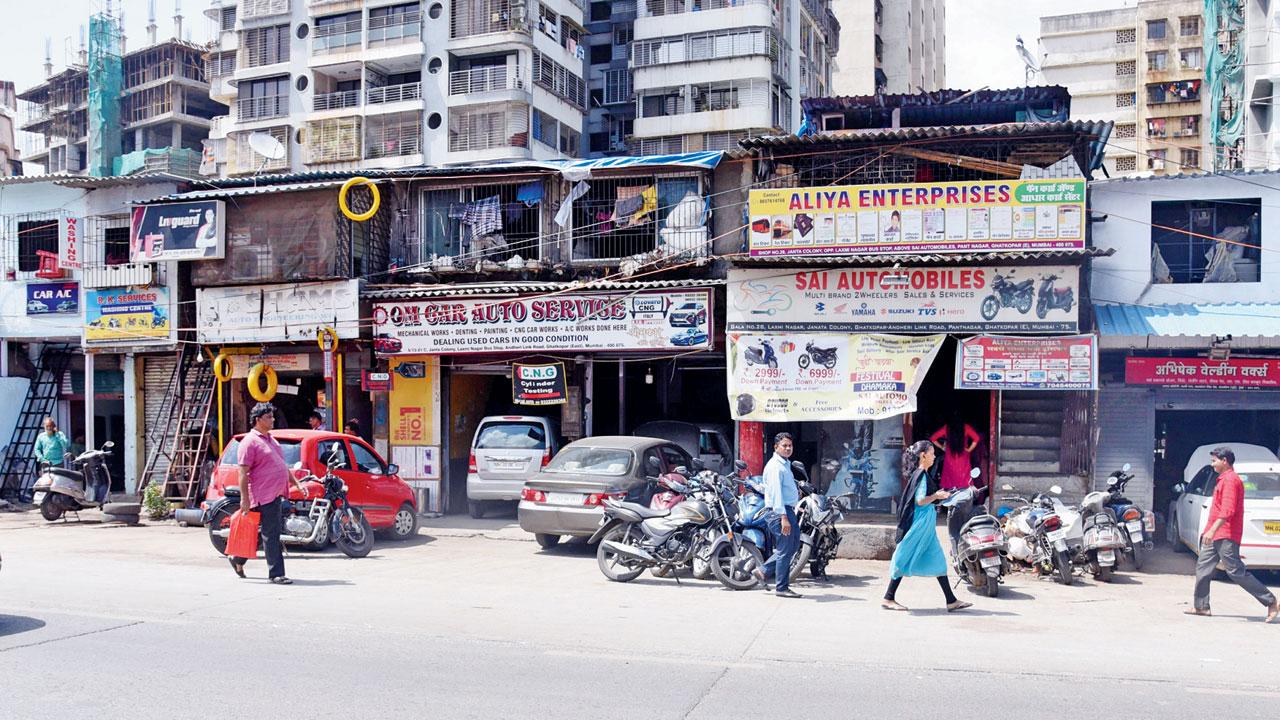 This stretch on Ghatkopar-Andheri Link Raod near Ghatkopar BEST depot has no footpath. Pic/Sameer Markande