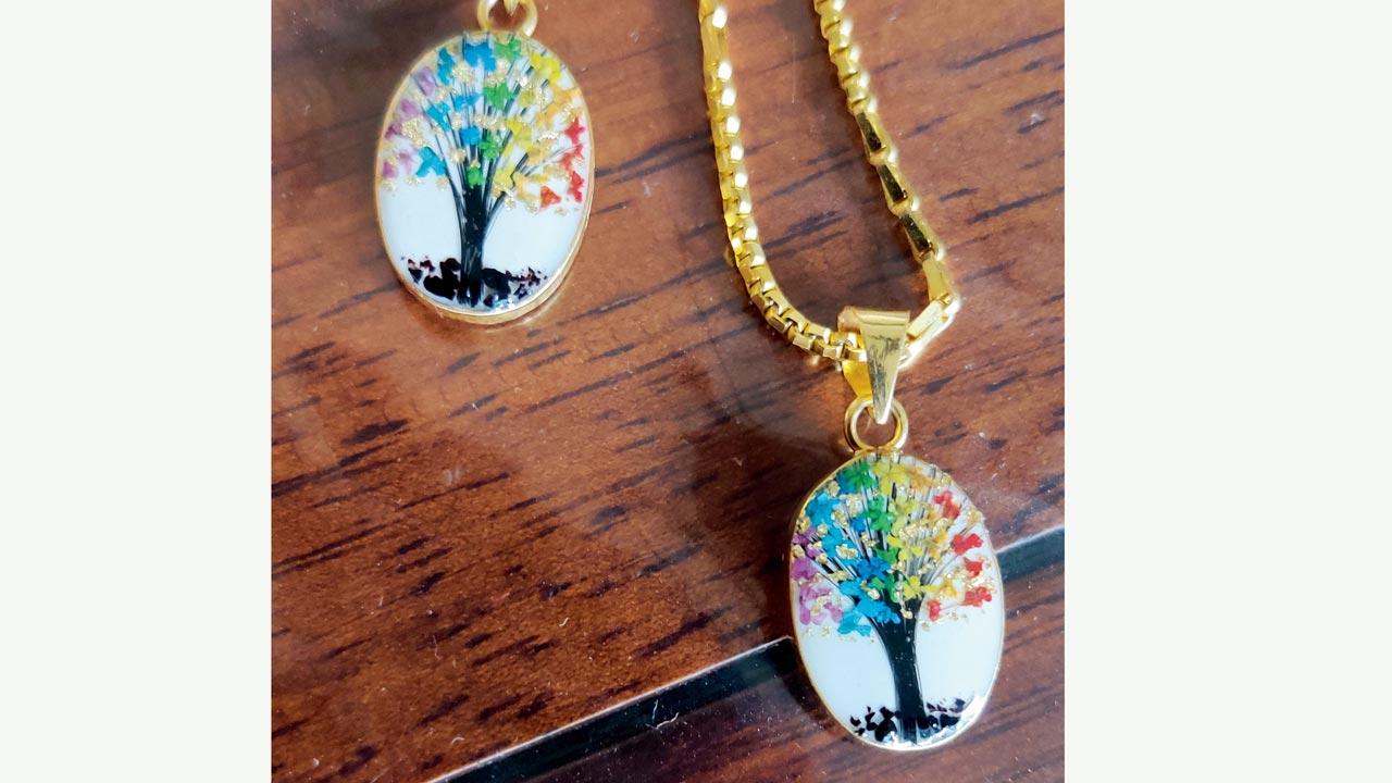 Pendants that use hair and the umbilical cord