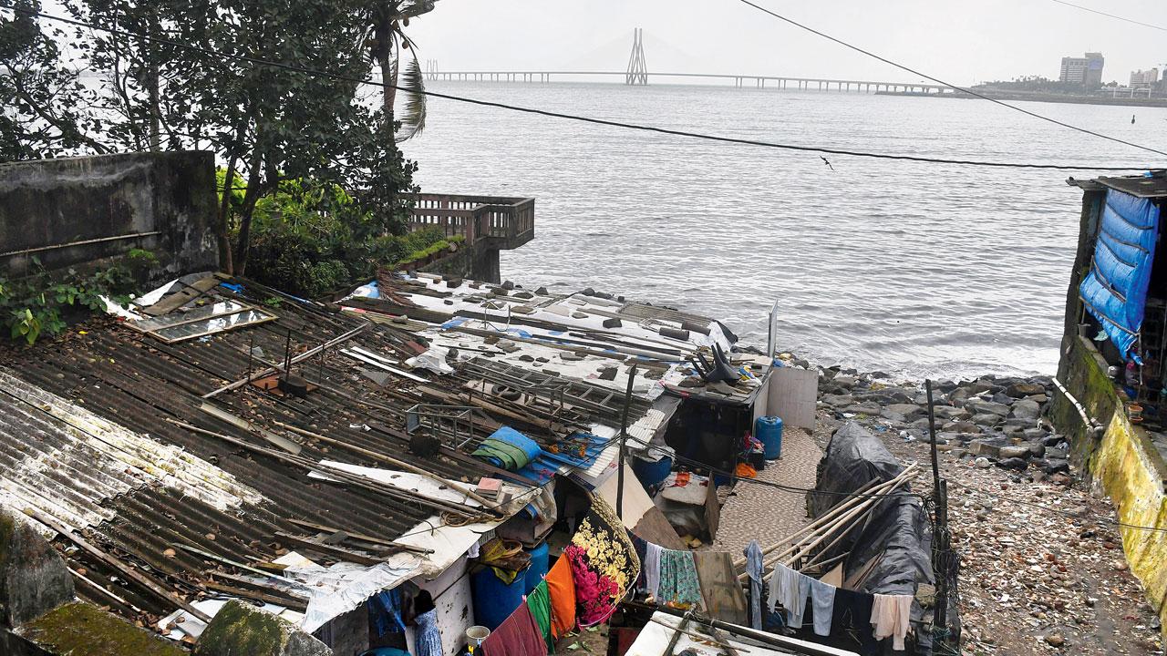 The huts that have sprung up on Mahim beach. Pics/Ashish Raje