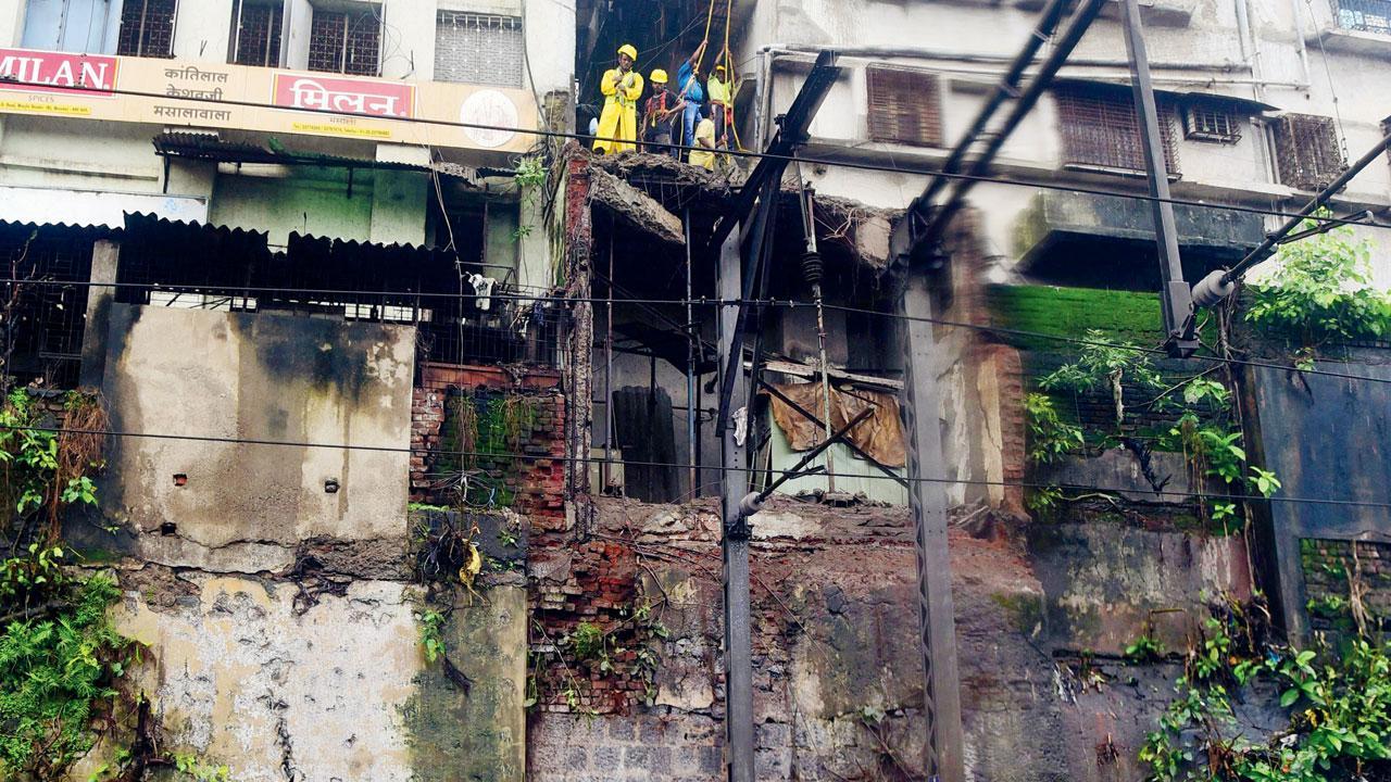 Mumbai: Wall collapses near Masjid station; harbour line trains stopped for 2 hours