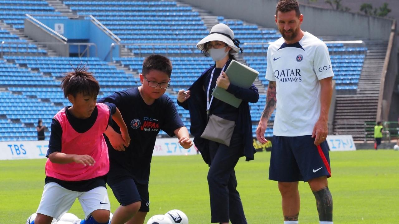 パリ・サンジェルマンのスター、リオネル・メッシが日本の子供たちとサッカーをする素晴らしいビデオをご覧ください
