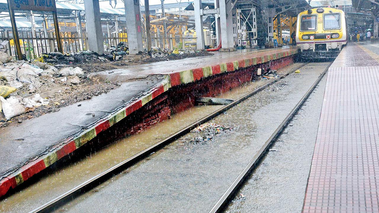 Waterlogged tracks between Kurla and Vidyavihar stations. Pic/Sayyed Sameer Abedi