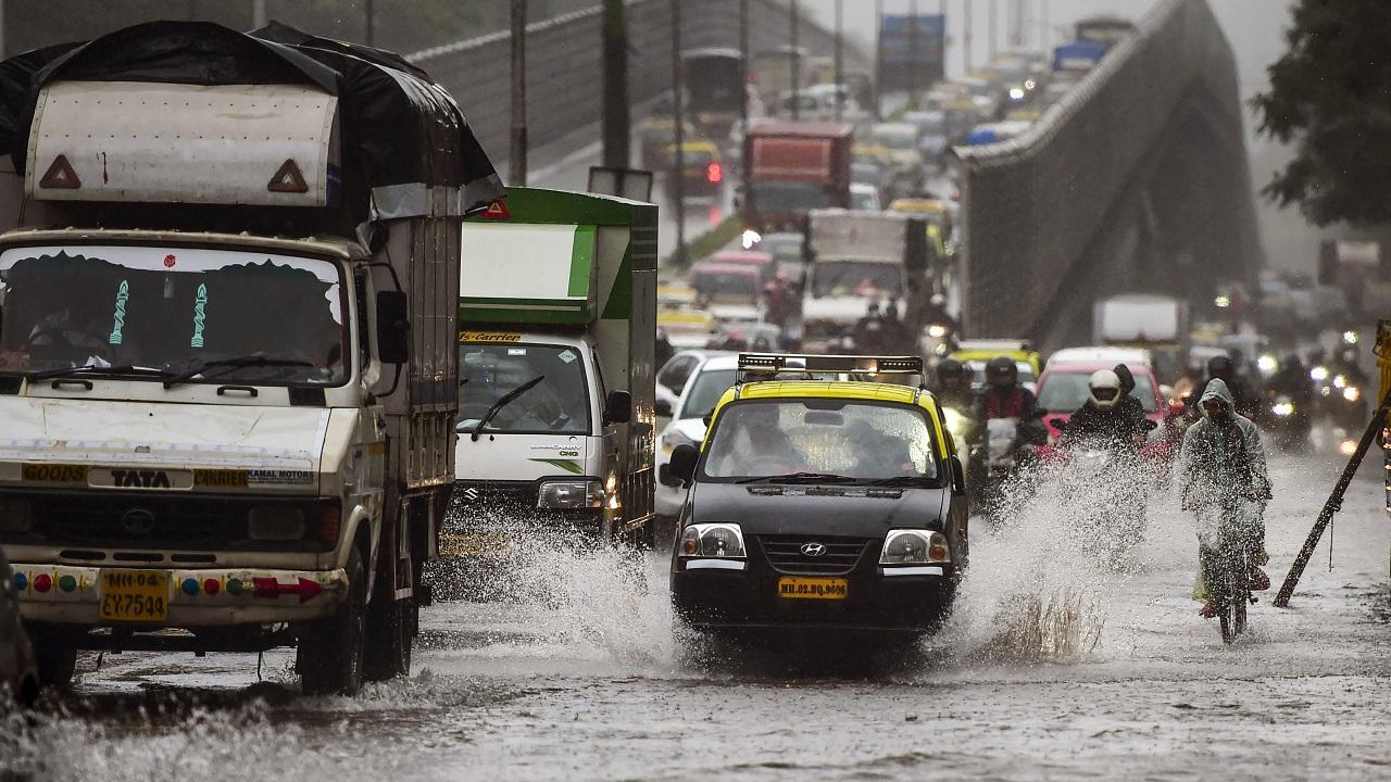 Mumbai rains: Police commissioner meets civic chief in view of heavy rainfall