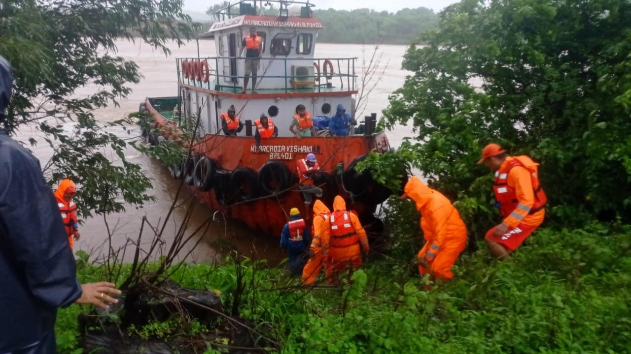 An NDRF team has been stationed in Palghar in view of the heavy rains in the area. Pic/ NDRF