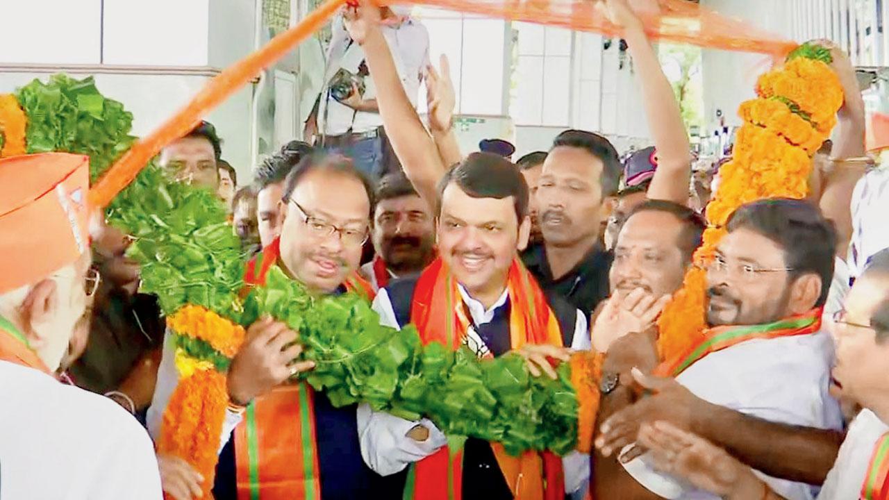 Deputy CM Devendra Fadnavis greeted by BJP leaders upon his arrival at the Nagpur airport on Tuesday. Pics/ANI