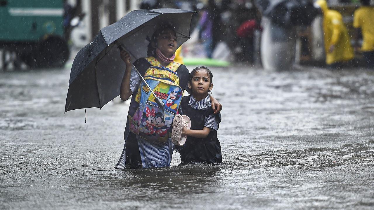 Maharashtra: Educational institutions closed after heavy rains in Nashik; 6 devotees injured in flooding near temple