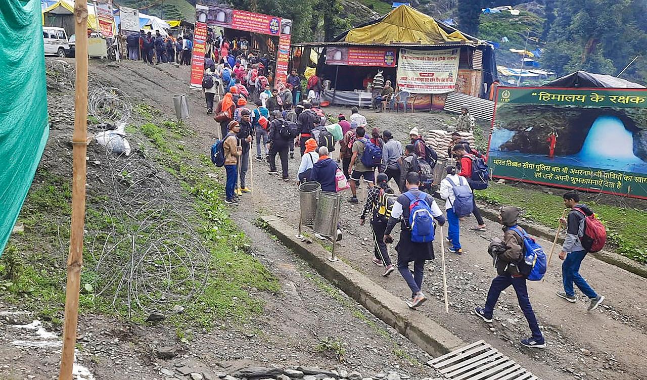 Amarnath Yatra, which was resumed on Monday after a two-day suspension following flash flood near the cave shrine, continued on Tuesday as another batch of 7,107 pilgrims moved from Jammu base camp towards the Valley. Pic/PTI