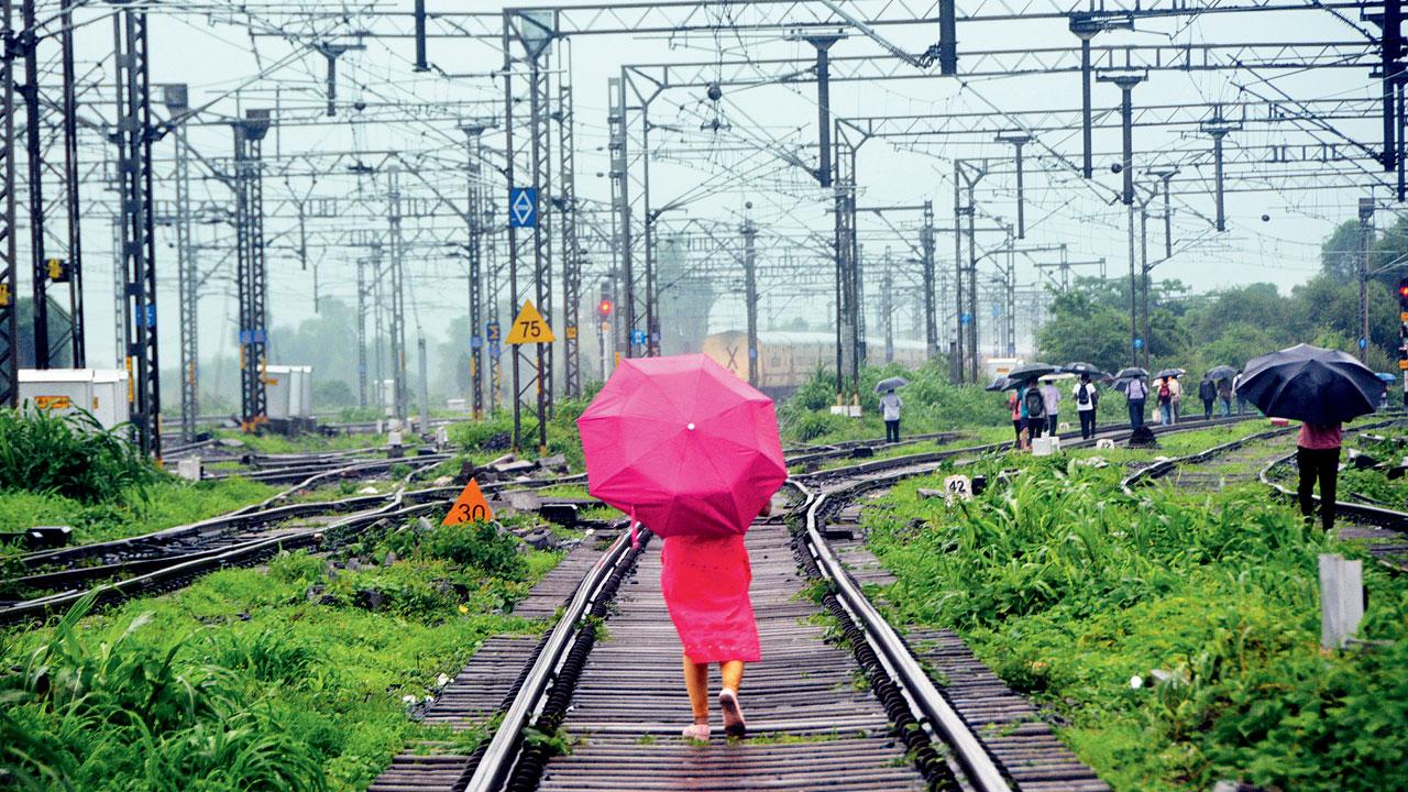 Commuters were forced to walk on the tracks at Diva on Thursday. Pic/Satej Shinde