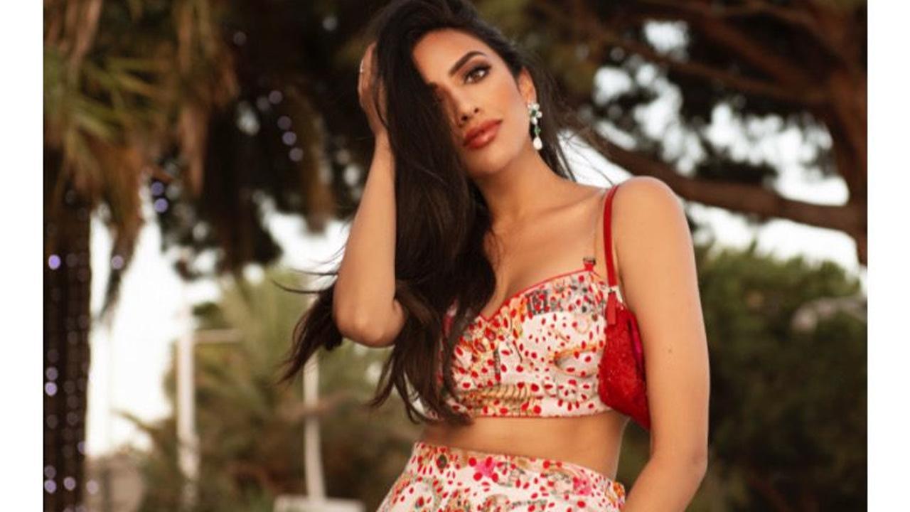Singer, Raveena Mehta, takes her fans on a visual escapade to the beaches of Mexico in her new single ‘Moonlight’