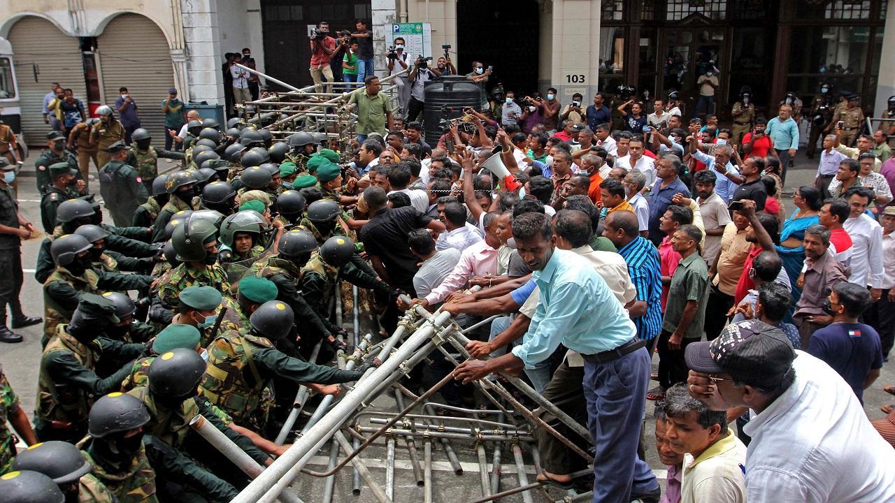7 injured in clashes between anti-government protesters and police in Sri Lanka