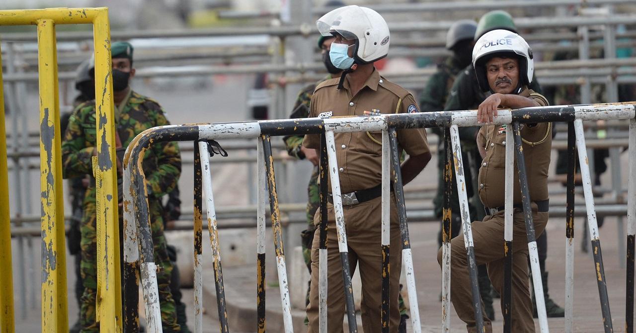Sri Lankan police arrest 3 people while selling items stolen from President's House