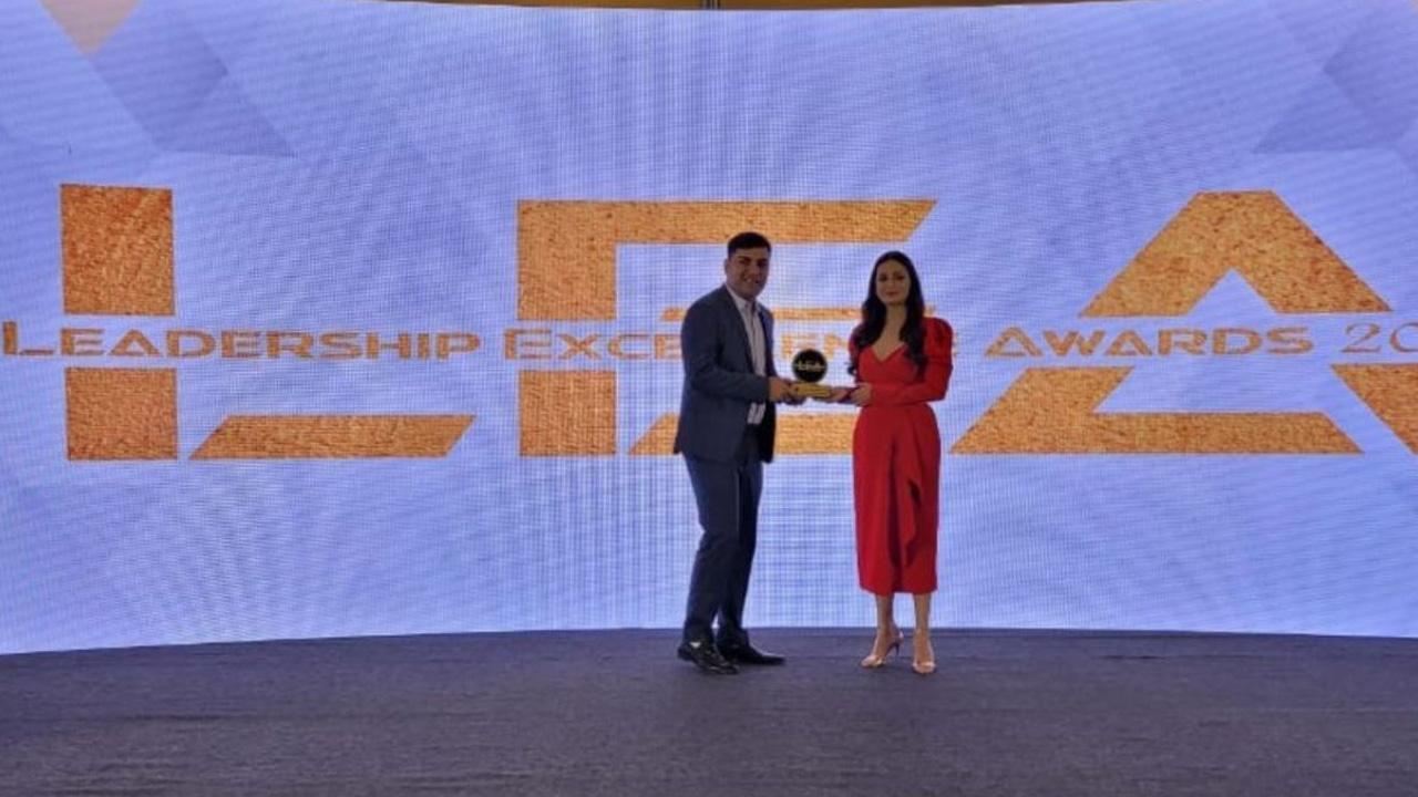 Dia Mirza felicitates Save Earth Activist  Sandeep Choudhary with Leadership Excellent Award