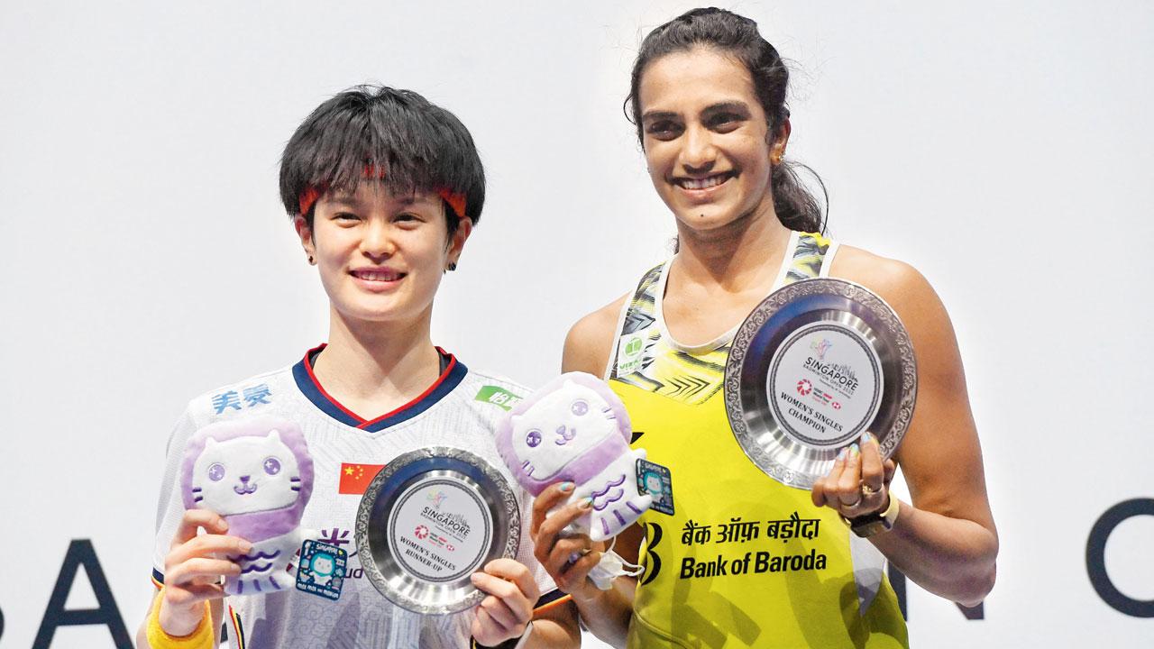 Singapore Open champion PV Sindhu (right) and runner-up Wang Zhi Yi. Pic/AFP
