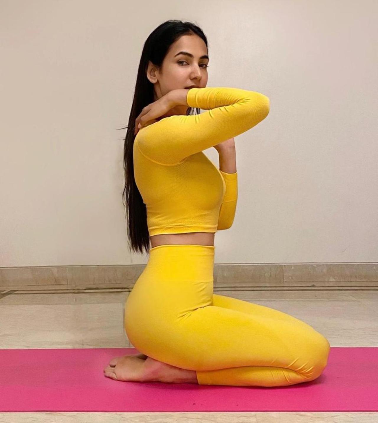 Sonal’s yellow athleisure look gives us the confidence to go in for bold colours even for workout sessions. The actress looks really comfy and elegant in her full sleeve cropped top and tights