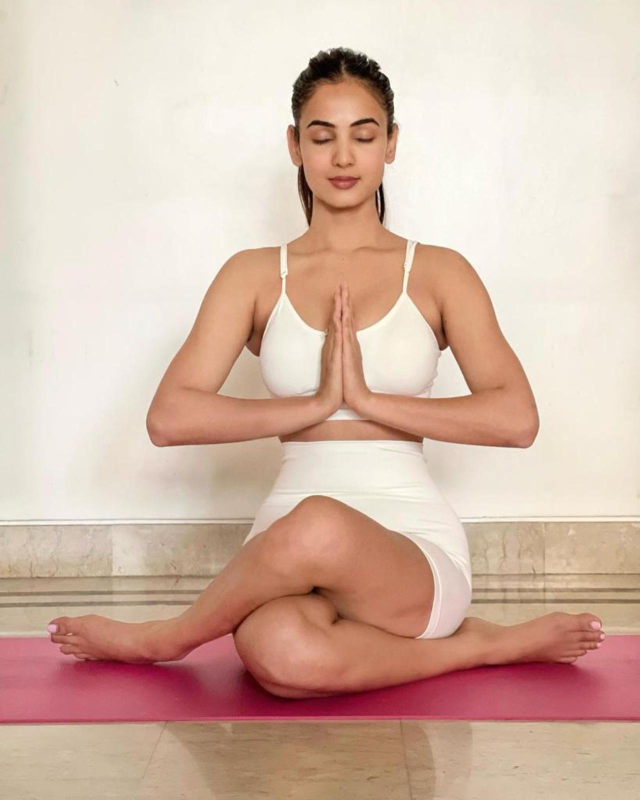 Sonal looks jaw-dropping beautiful in her white co-ord set of a sports bra and short tights. The actress's yoga moves surely have us inspired and so does her wardrobe!