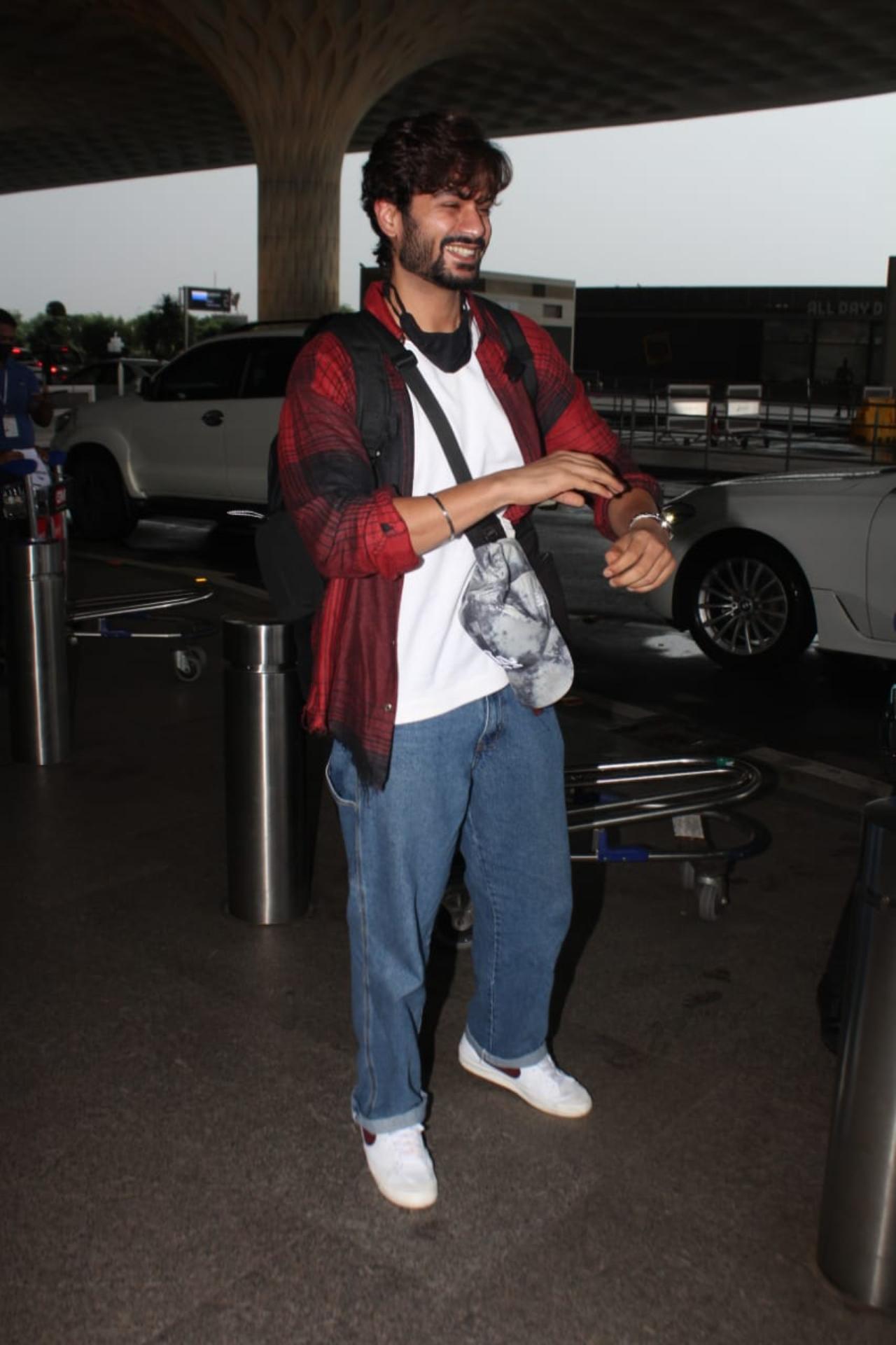Sunny Kaushal arrived solo at the airport donning a casual look. Dressed in a red shirt over a white T-shirt and blue denim, the Shiddat star opted for a stylish yet comfortable look. 